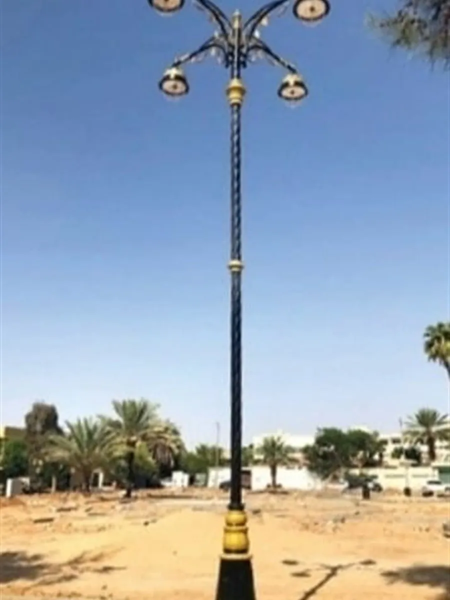 عمود إنارة ديكوري حديث في حديقة عامة