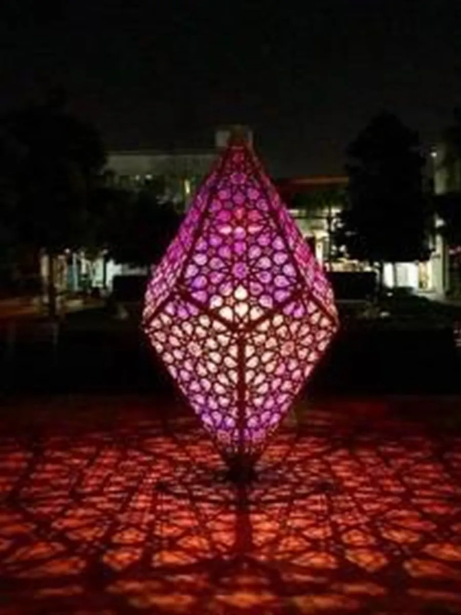 أعمدة إنارة بقصّ ليزر
