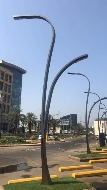 أعمدة إنارة الشوارع والطرقات