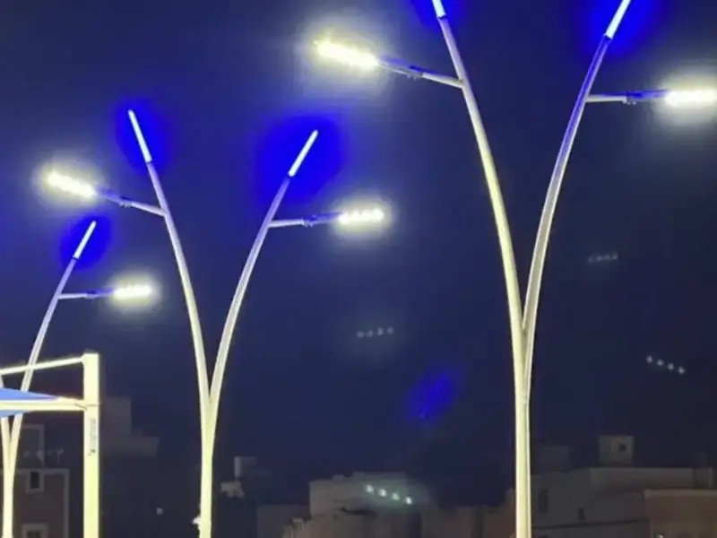 أعمدة إنارة مخروطية ديكورية بأذرع مزدوجة من تنفيذ مصنع أكتار لمشروع بلدية أشواق في تبوك