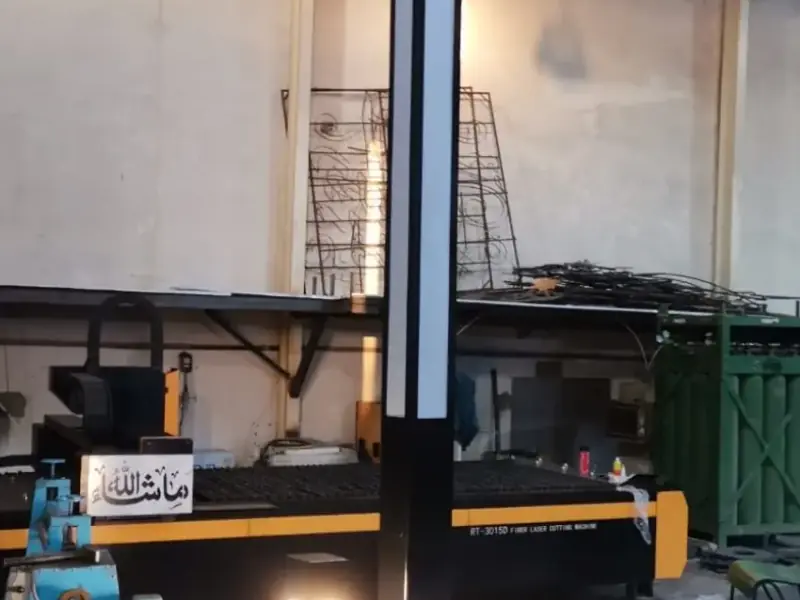 عمود إنارة ديكوري بارتفاع 4 أمتار وبولارد ديكوري بارتفاع متر من تصنيع مصنع أكتار لمشروع مول بالدمام