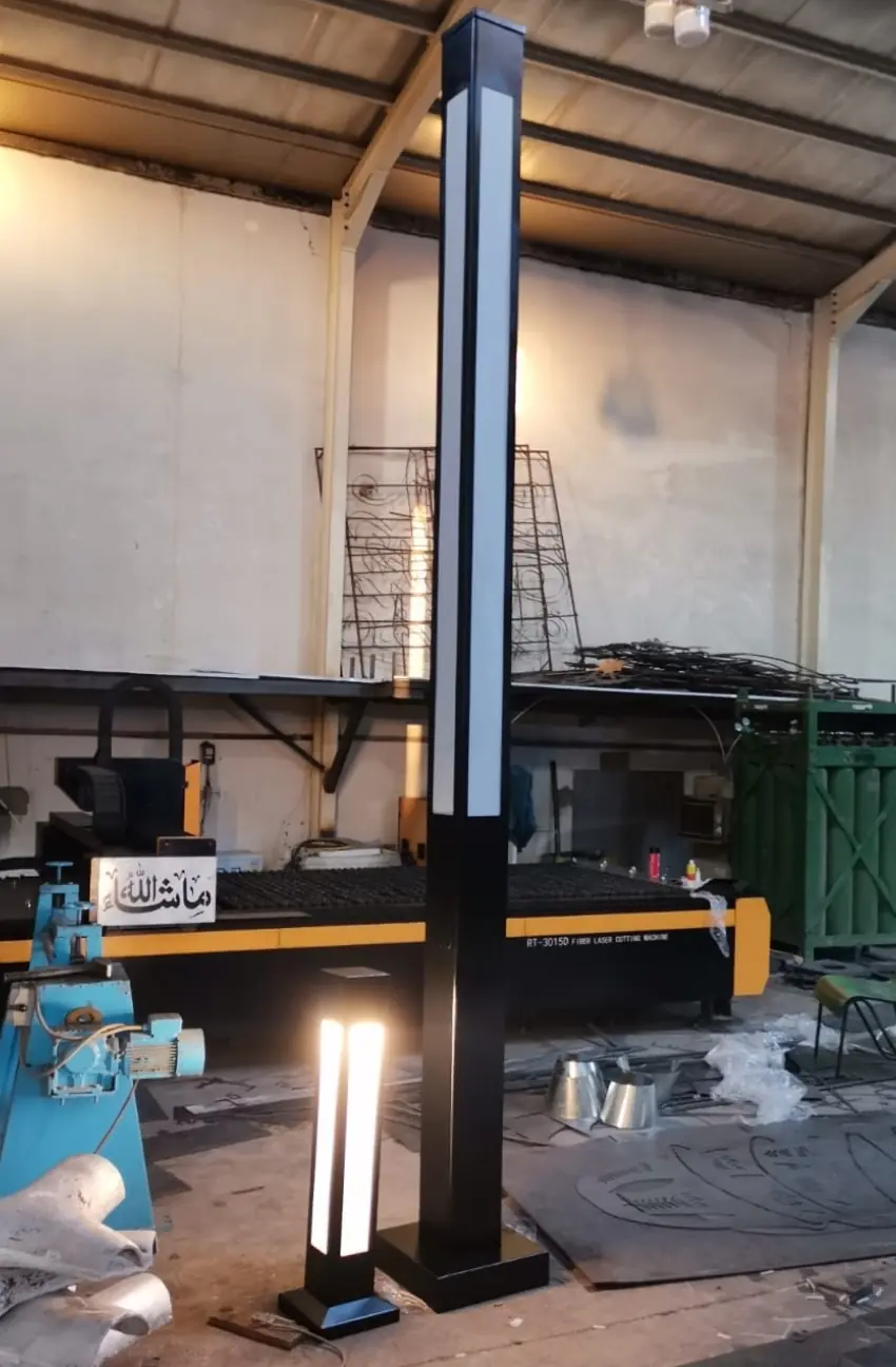 عمود إنارة ديكوري بارتفاع 4 أمتار وبولارد ديكوري بارتفاع متر من تصنيع مصنع أكتار لمشروع مول بالدمام