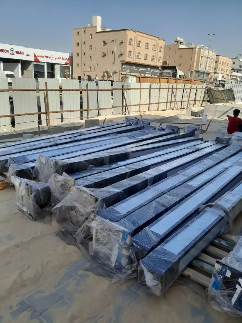 عمود إنارة ديكوري بارتفاع 4 أمتار وبولارد ديكوري بارتفاع متر من تصنيع مصنع أكتار لمشروع مول بالدمام