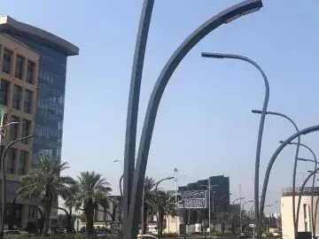 أعمدة إنارة ديكورية من تنفيذ مصنع أكتار لمشروع بلدية أشواق في تبوك