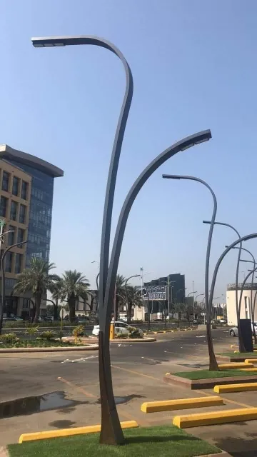 أعمدة إنارة ديكورية من تنفيذ مصنع أكتار لمشروع بلدية أشواق في تبوك