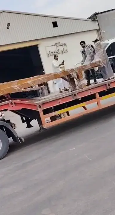 أعمدة إنارة ديكورية بلون خشبي وزخارف مقصوصة بالليزر داخل مصنع أكتار قبل توريدها لمشروع حوطة بني تميم